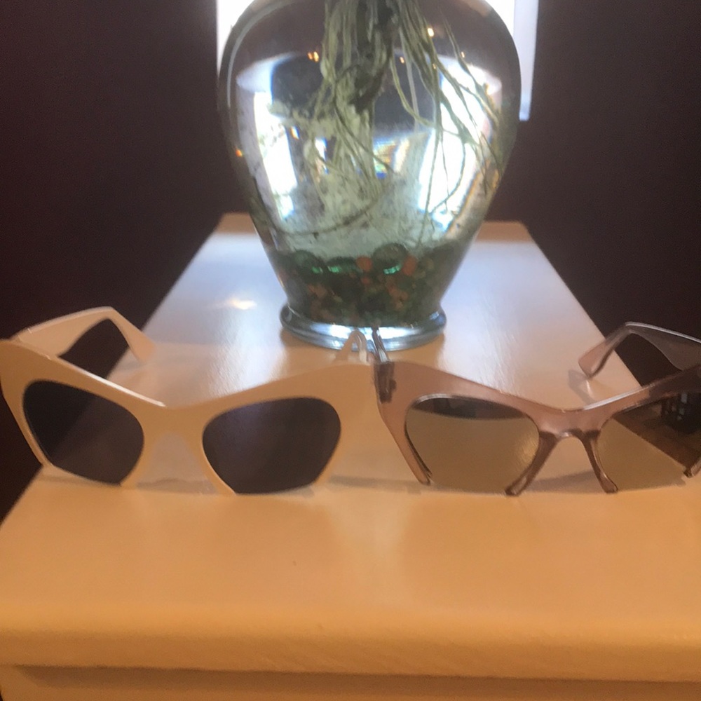 2 pair of fashion sunglasses